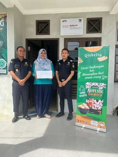 First export release of Qisbelin amplang with Bontang customs officers