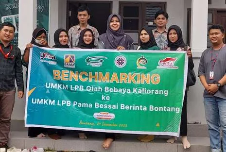 Group photo with a benchmarking banner from LPB and MSMEs of Kaliorang