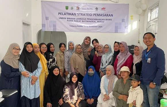 Handrini Rahayuningtyas with participants of an MSME marketing strategy training in Berau