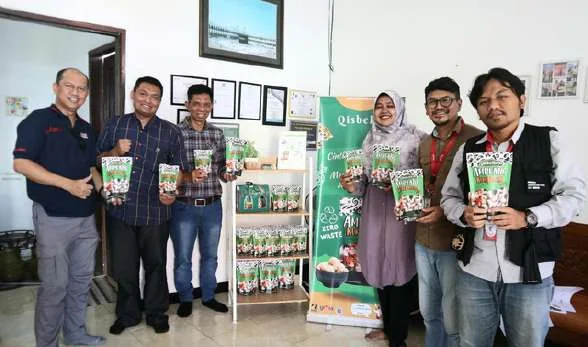 Judges from YDBA, AHM and ADM Jakarta with the Qisbelin team holding Amplang Kuku Macan