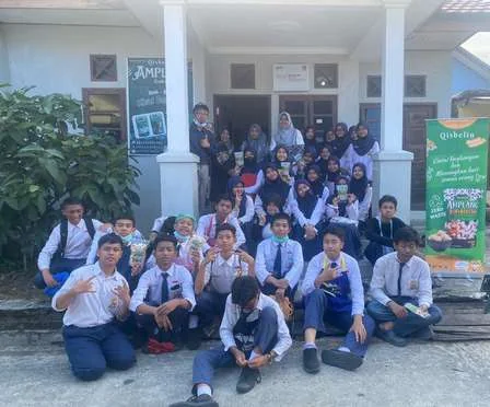 Students of SMP Vidatra Bontang visiting Qisbelin