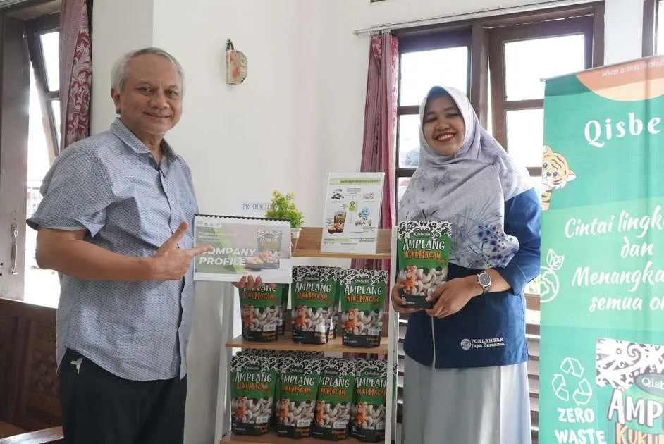 Founder Handrini Rahayuningtyas with Qisbelin Amplang Kuku Macan at the Bontang office